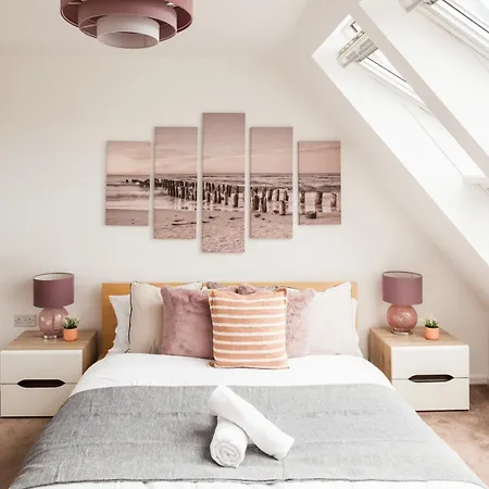 Daire Luxury Sleeps 9 With Hot Tub & Pool Manchester
