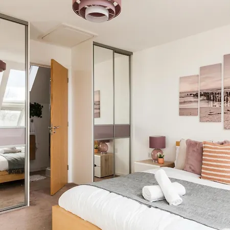 Luxury Sleeps 9 With Hot Tub & Pool Daire Manchester