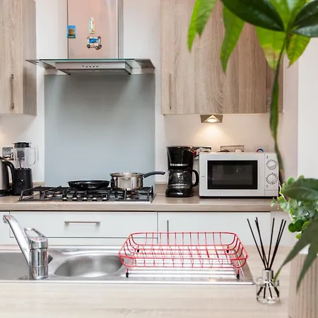 Luxury Sleeps 9 With Hot Tub & Pool Apartment Manchester