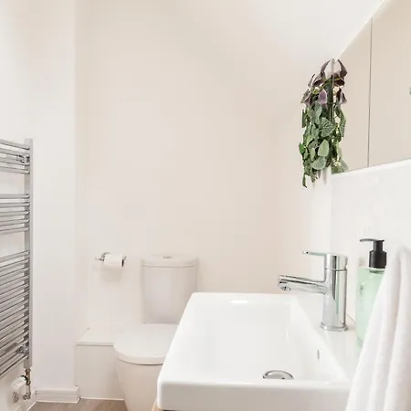 Daire Luxury Sleeps 9 With Hot Tub & Pool *