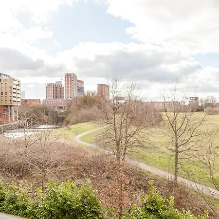 Luxury Sleeps 9 With Hot Tub & Pool Apartment Manchester