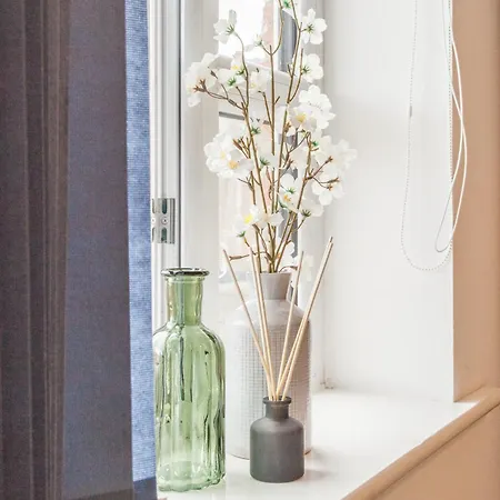 Luxury Sleeps 9 With Hot Tub & Pool *