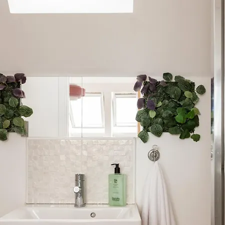 Luxury Sleeps 9 With Hot Tub & Pool