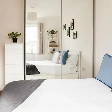 Apartment Luxury Sleeps 9 With Hot Tub & Pool