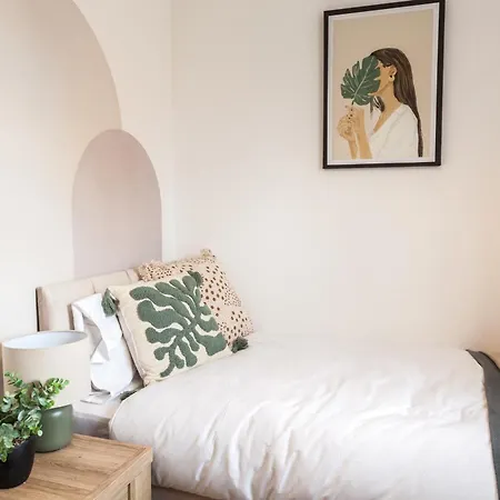 Luxury Sleeps 9 With Hot Tub & Pool Apartment Manchester