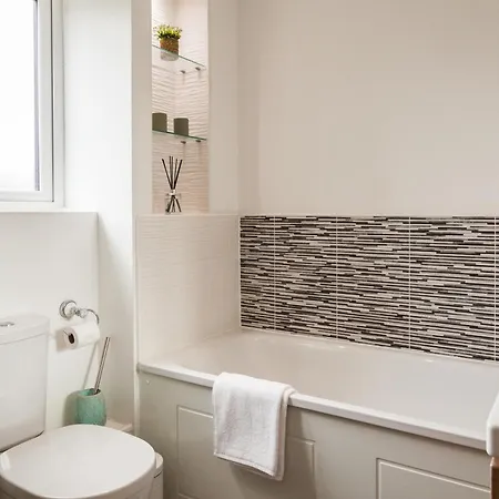 Luxury Sleeps 9 With Hot Tub & Pool *