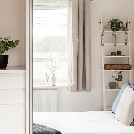 Daire Luxury Sleeps 9 With Hot Tub & Pool Manchester