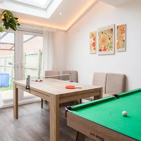 Apartment Luxury Sleeps 9 With Hot Tub & Pool *