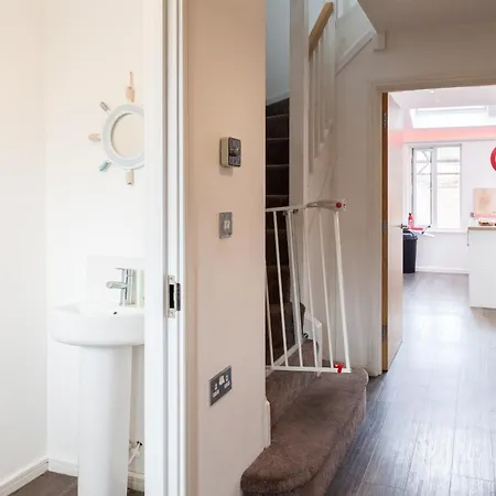 Luxury Sleeps 9 With Hot Tub & Pool Apartment Manchester