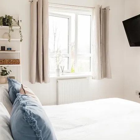 Apartment Luxury Sleeps 9 With Hot Tub & Pool