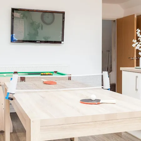 Daire Luxury Sleeps 9 With Hot Tub & Pool *