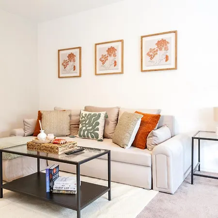 Luxury Sleeps 9 With Hot Tub & Pool Apartment Manchester