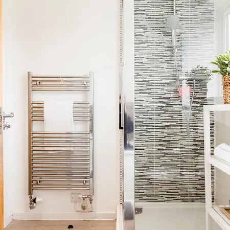 Daire Luxury Sleeps 9 With Hot Tub & Pool Manchester