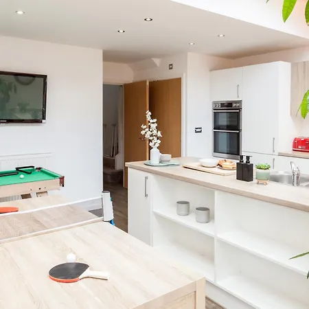 Luxury Sleeps 9 With Hot Tub & Pool Apartment *