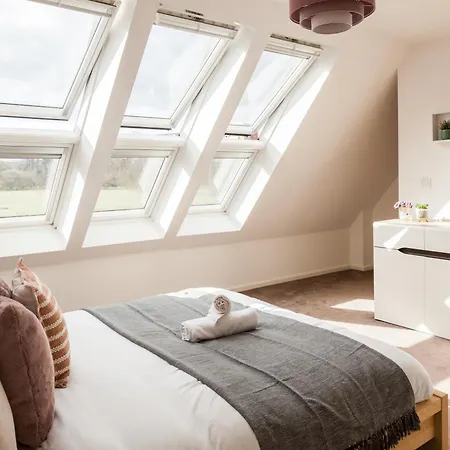 Luxury Sleeps 9 With Hot Tub & Pool Apartment Manchester