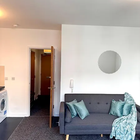 The Trafford Luxe , Garage Parking, Self Check-in Anytime - Perfect For Late Arrivals, Ultra- Fast Wi-fi, 5 Mins To Old Trafford Stadium