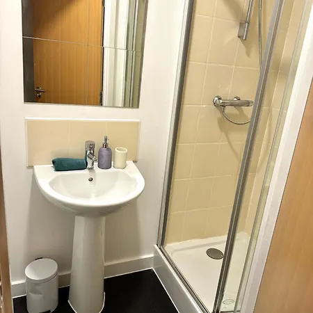 The Trafford Luxe , Garage Parking, Self Check-in Anytime - Perfect For Late Arrivals, Ultra- Fast Wi-fi, 5 Mins To Old Trafford Stadium