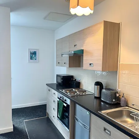 The Trafford Luxe , Garage Parking, Self Check-in Anytime - Perfect For Late Arrivals, Ultra- Fast Wi-fi, 5 Mins To Old Trafford Stadium شقة