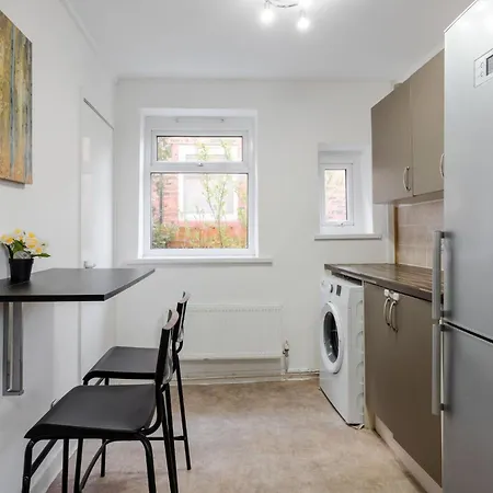 Long 3br House With Parking Feriehus Manchester
