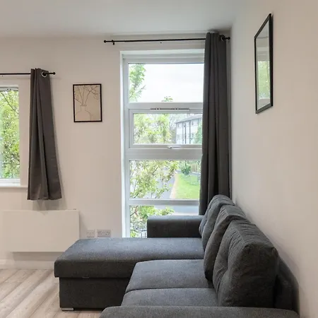 Stunning Modern 2 Bed Flat, With Parking, Near Town *