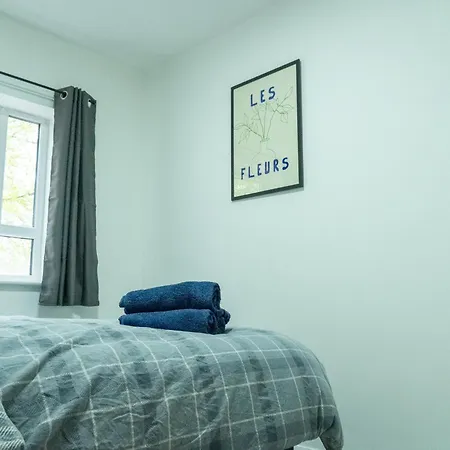 Stunning Modern 2 Bed Flat, With Parking, Near Town *