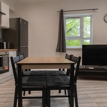 Stunning Modern 2 Bed Flat, With Parking, Near Town Mánchester