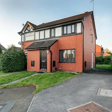 Entire Home With Free Parking Near Old Trafford, Media City & City Centre Holiday home *