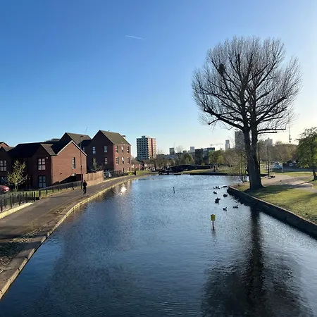 Chic Mill With Canal Views شقة مانشستر