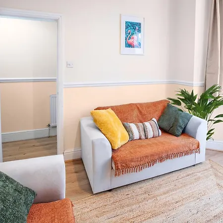 Newly Furnished Cosy 3 Bed 20mins From Center דירה *