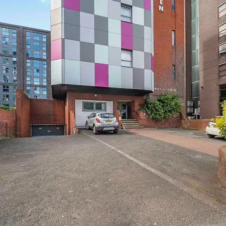 Old Trafford With Free Parking *