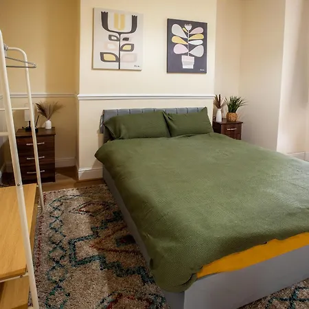 Newly Furnished Cosy 3 Bed 20mins From Center *