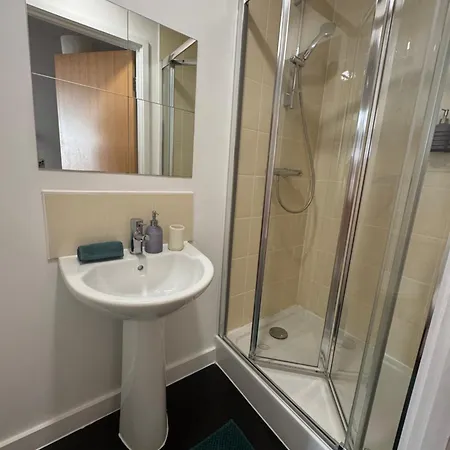 アパート The Trafford Luxe , Garage Parking, Self Check-in Anytime - Perfect For Late Arrivals, Ultra- Fast Wi-fi, 5 Mins To Old Trafford Stadium マンチェスター