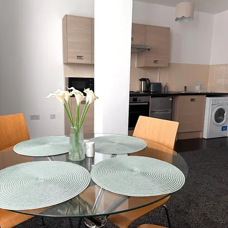 The Trafford Luxe , Garage Parking, Self Check-in Anytime - Perfect For Late Arrivals, Ultra- Fast Wi-fi, 5 Mins To Old Trafford Stadium * マンチェスター