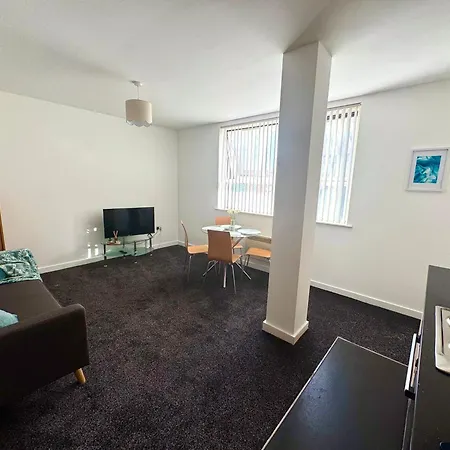 The Trafford Luxe , Garage Parking, Self Check-in Anytime - Perfect For Late Arrivals, Ultra- Fast Wi-fi, 5 Mins To Old Trafford Stadium *