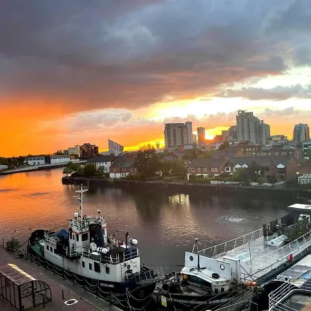 Quays Icon By The Water *