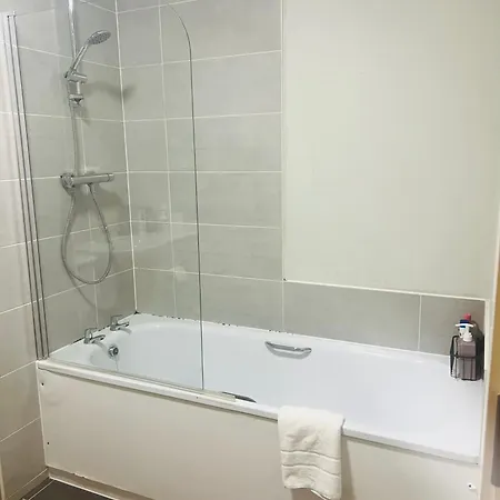 Kwatera prywatna With Private Bathroom Not Ensuite In Shared Flat Near Centre