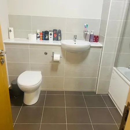 Проживание в семье With Private Bathroom Not Ensuite In Shared Flat Near Centre *
