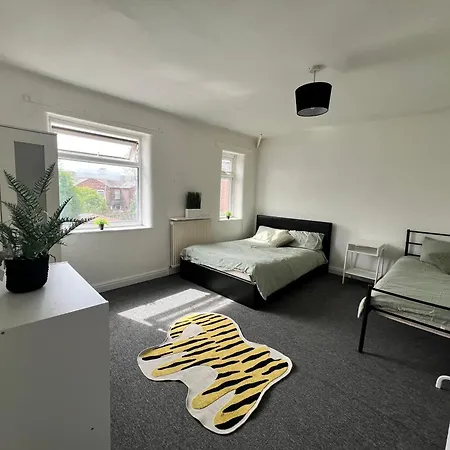 Spacious House Close To With Free Parking