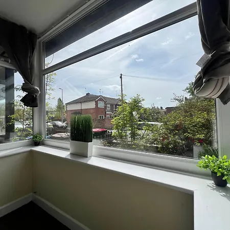 Spacious House Close To With Free Parking Ferienhaus