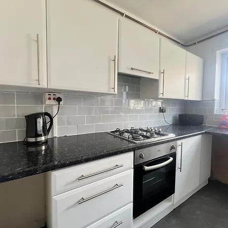 Spacious House Close To With Free Parking Ferienhaus *