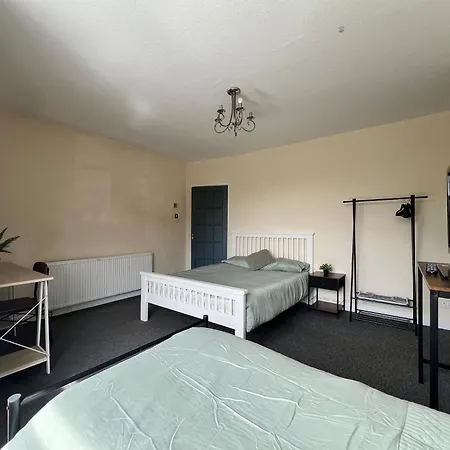 Ferienhaus Spacious House Close To With Free Parking *