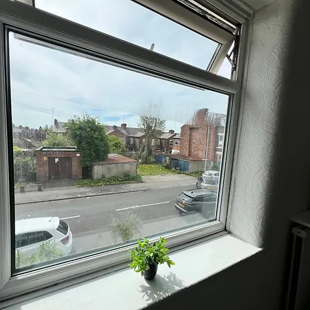 Spacious House Close To With Free Parking Ferienhaus