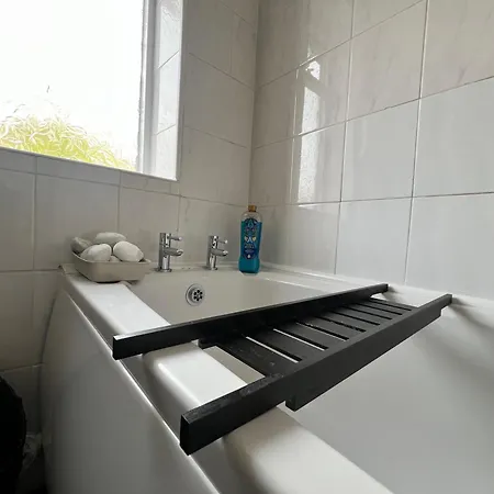 Spacious House Close To With Free Parking Ferienhaus