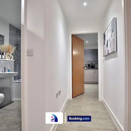 Modern 2 Bed, 2 Bath With Ensuite By Avalora Short Lets & Serviced Salford With Balcony, Near Tram Stop Salford Quays *