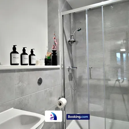 Modern 2 Bed, 2 Bath With Ensuite By Avalora Short Lets & Serviced Salford With Balcony, Near Tram Stop Salford Quays * Manchester