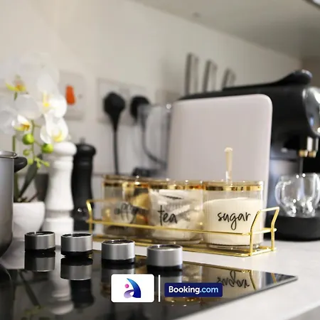 Modern 2 Bed, 2 Bath With Ensuite By Avalora Short Lets & Serviced Salford With Balcony, Near Tram Stop Salford Quays アパート マンチェスター