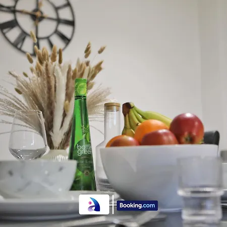 Modern 2 Bed, 2 Bath With Ensuite By Avalora Short Lets & Serviced Salford With Balcony, Near Tram Stop Salford Quays マンチェスター