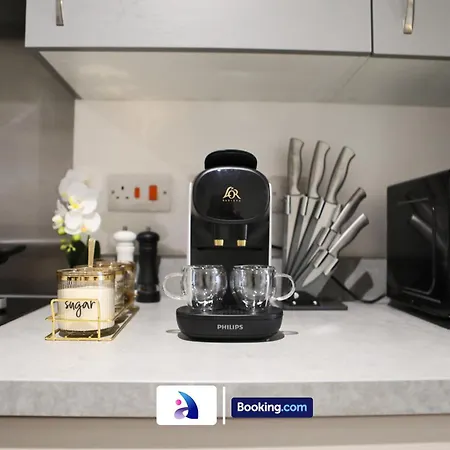 Modern 2 Bed, 2 Bath With Ensuite By Avalora Short Lets & Serviced Salford With Balcony, Near Tram Stop Salford Quays アパート *