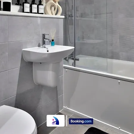 Modern 2 Bed, 2 Bath With Ensuite By Avalora Short Lets & Serviced Salford With Balcony, Near Tram Stop Salford Quays * Manchester