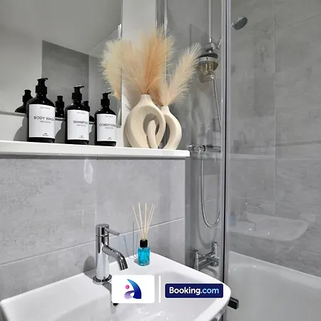 Apartament Modern 2 Bed, 2 Bath With Ensuite By Avalora Short Lets & Serviced Salford With Balcony, Near Tram Stop Salford Quays *